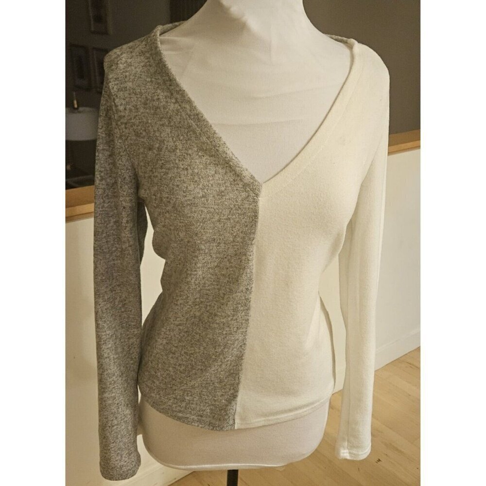 Very Soft Long Sleeve Colorblock Sweater V-neck Size Medium Flattering Fit